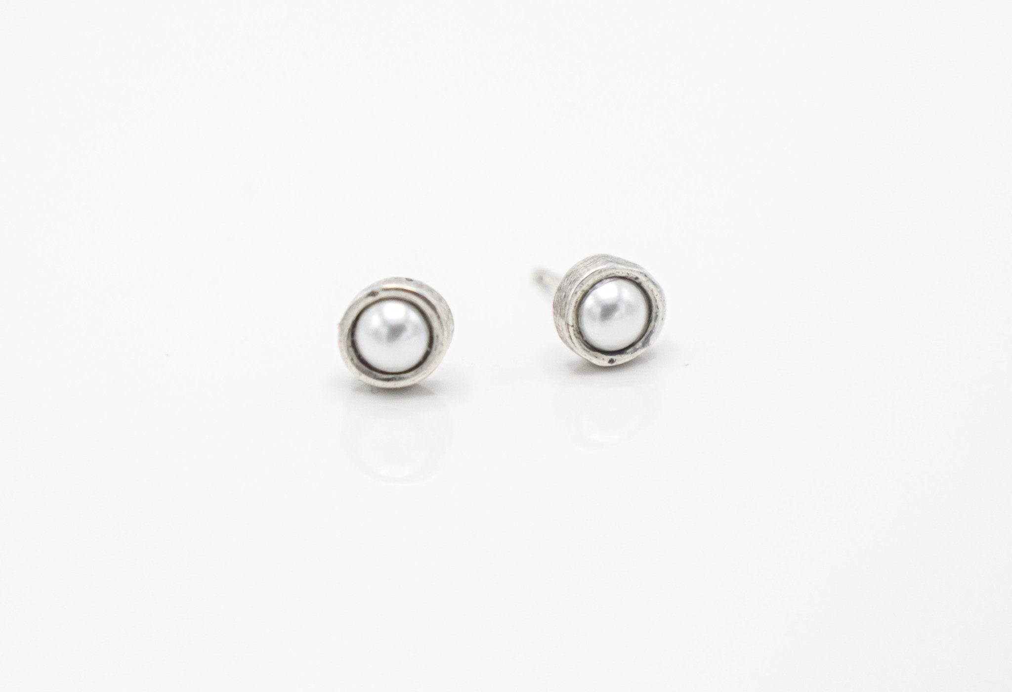 TRA-LA-RA CLASSIC PEARL STUD EARRINGS - Carol & Co Jewelry