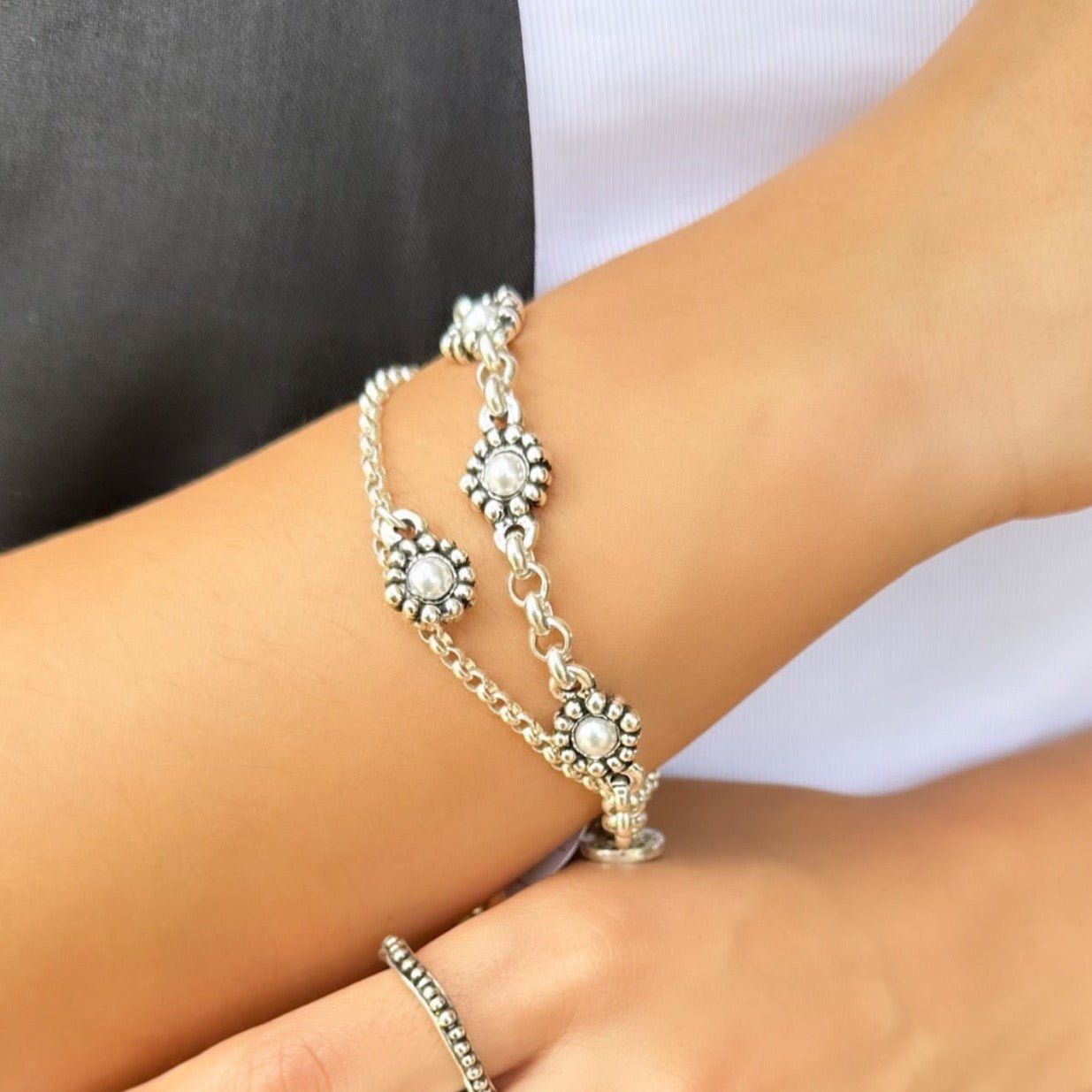 TRA-LA-RA SINGLE FLOWER GRECIA CHAIN BRACELET - Carol & Co Jewelry